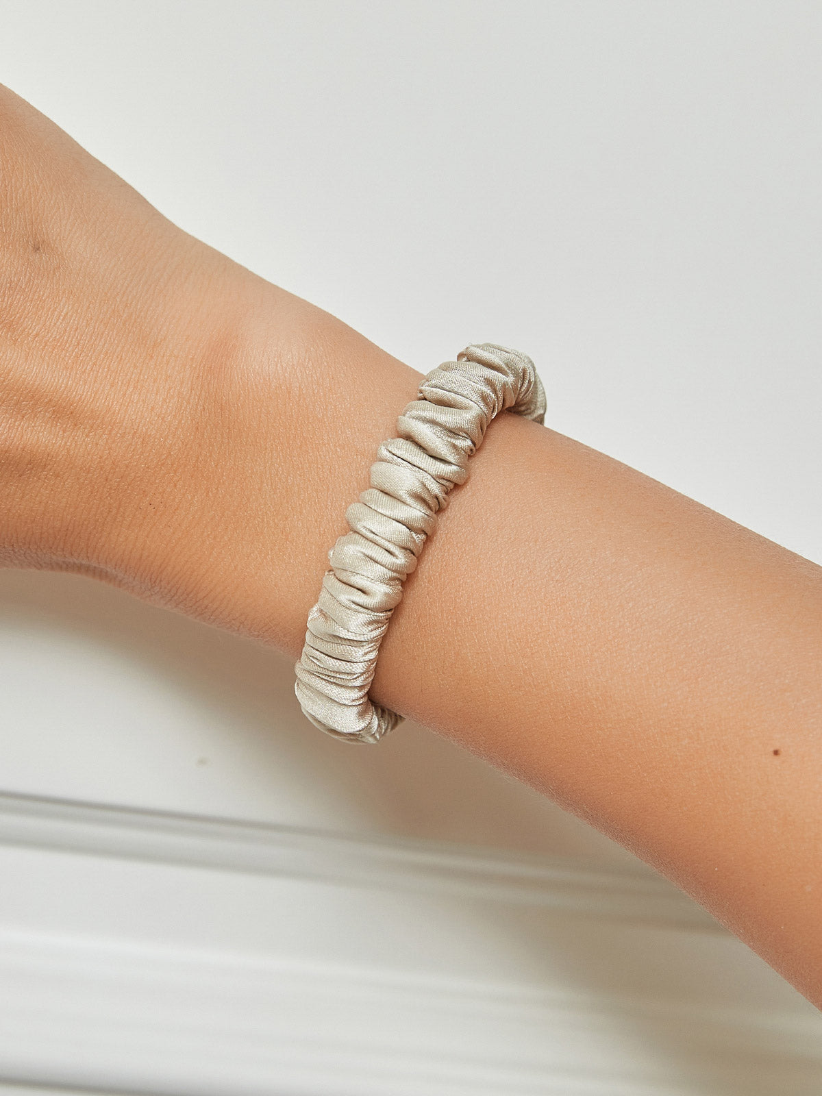 [Beige] SilkSilky-SE 19Momme Rent Silke Scrunchie 001