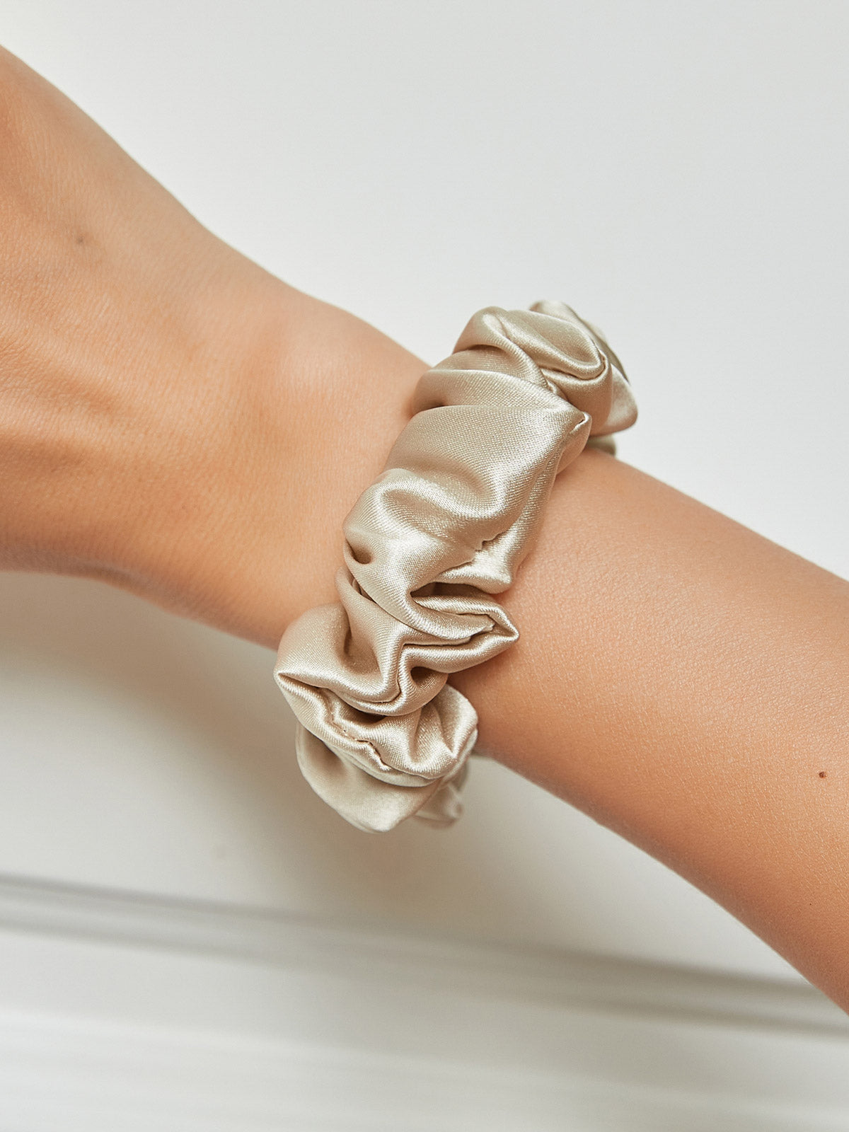 [Beige] SilkSilky-SE 19Momme Rent Silke Scrunchie 001