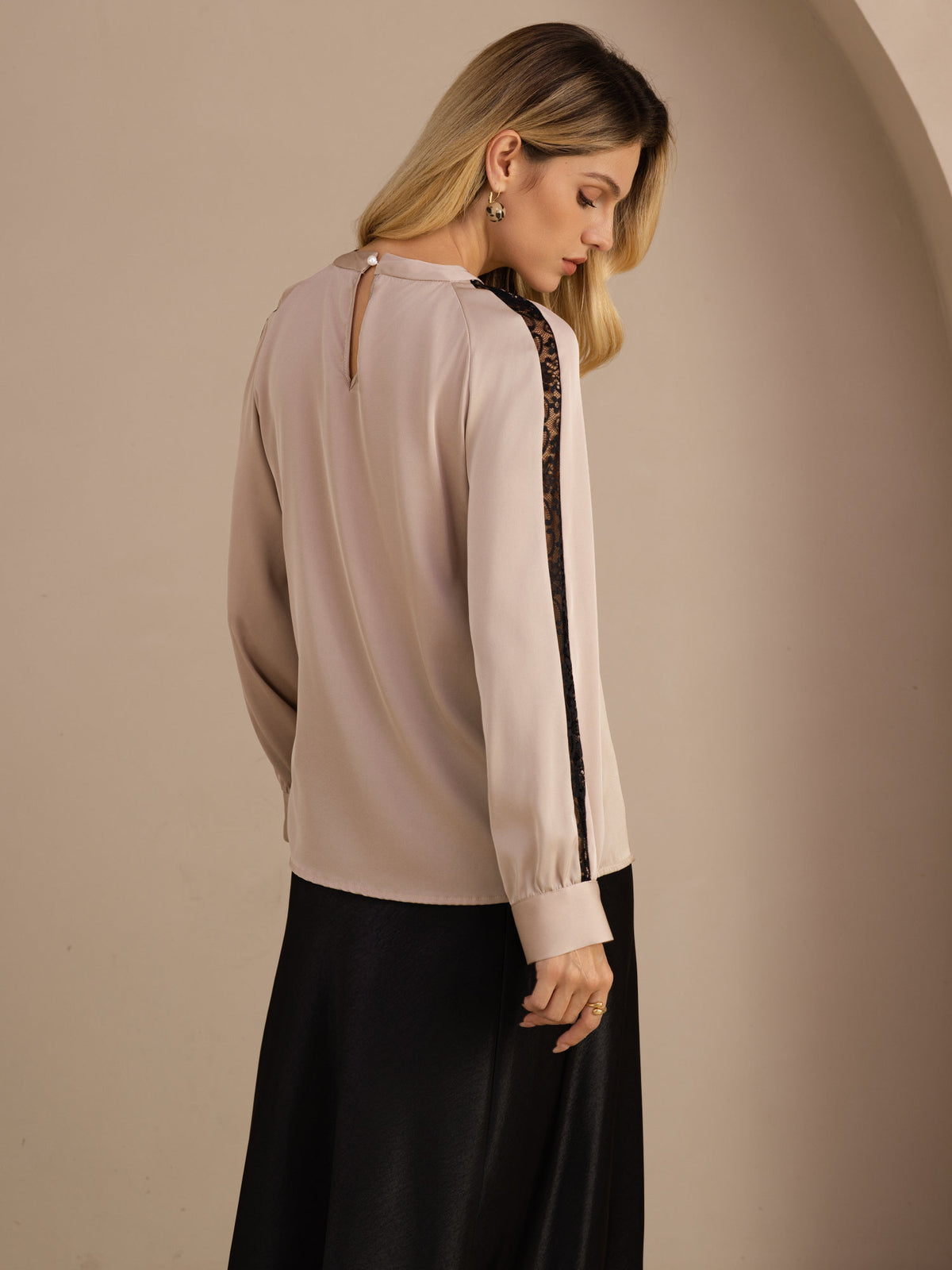 [Tan] SilkSilky-SE Long Sleeve Keyhole Neck Damblusar 002