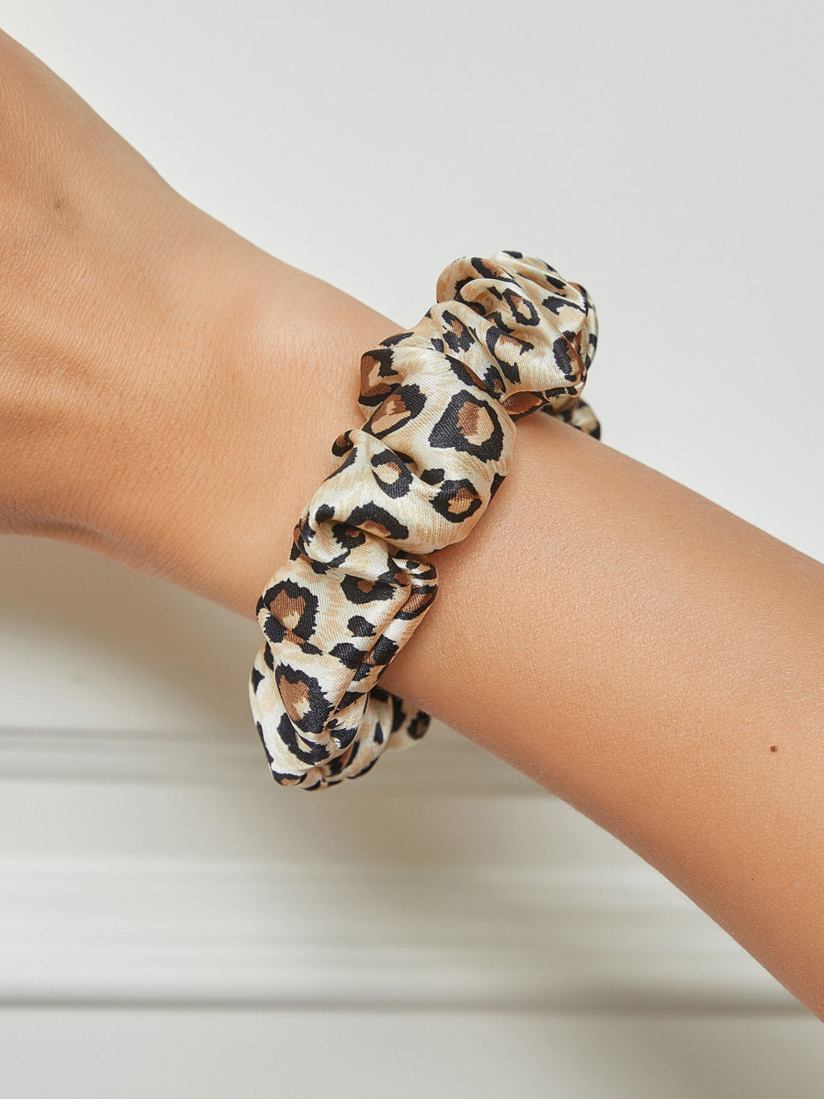 SilkSilky SE 19Momme Rent Silke Scrunchie Leopard 001