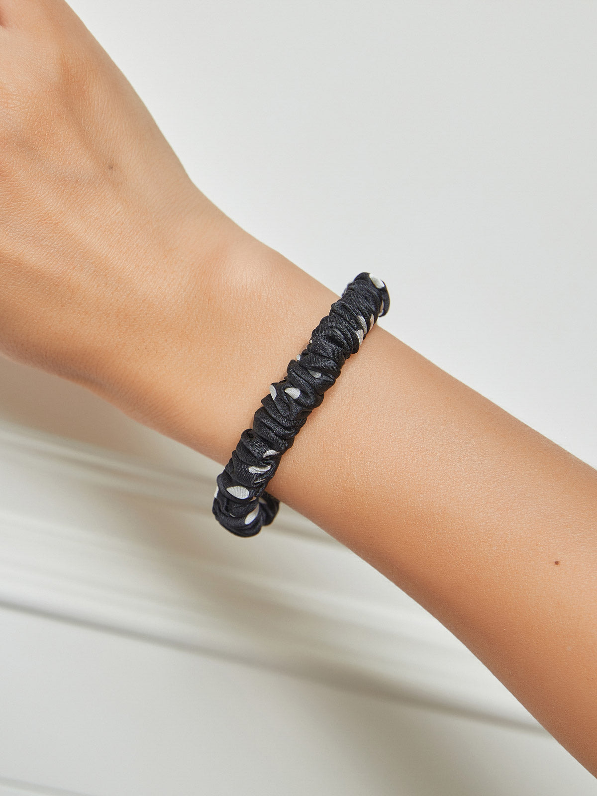 [Black] SilkSilky-UK Pure Silk Scrunchie 001