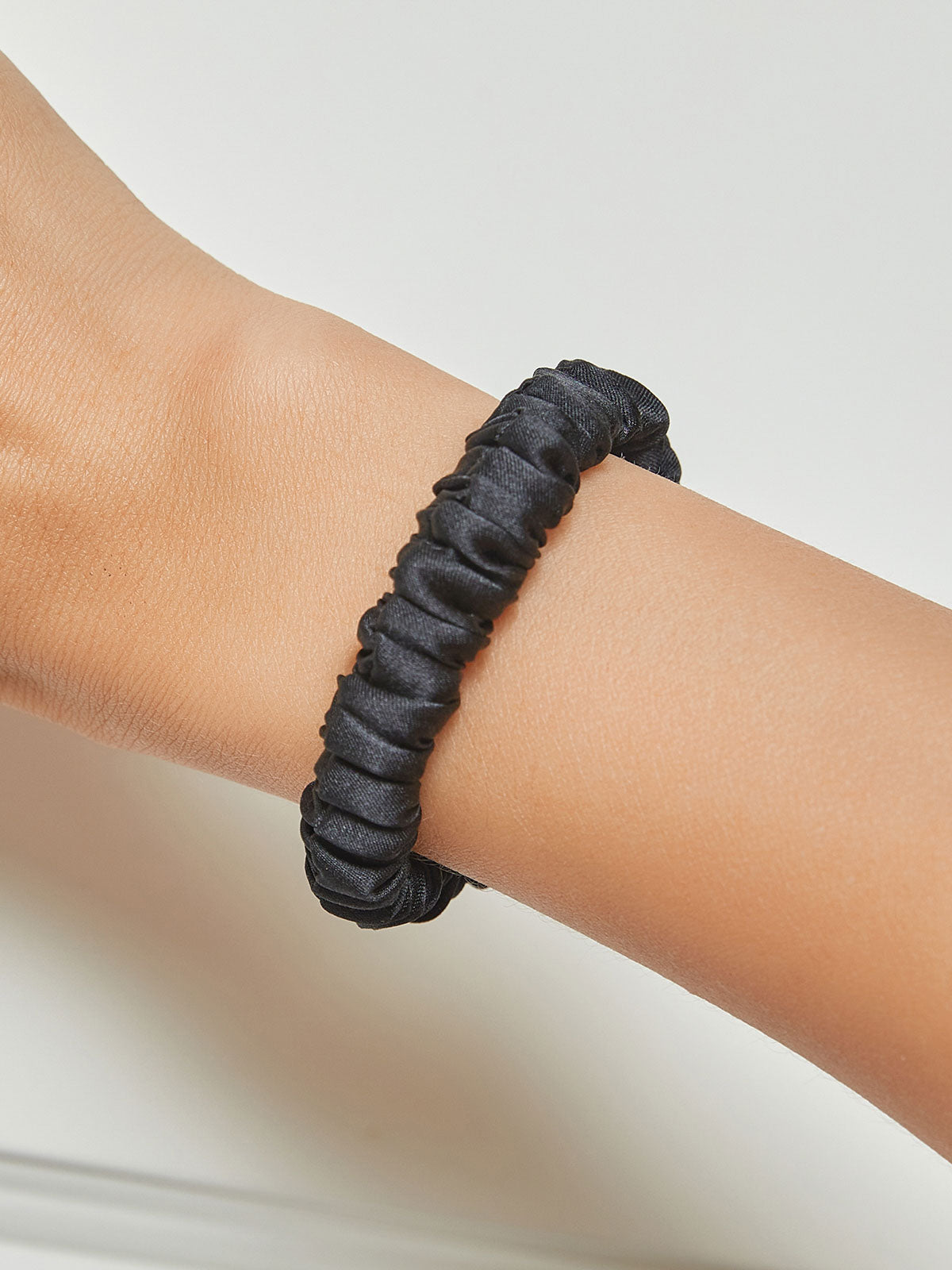 [Svart] SilkSilky-SE Scrunchie 001