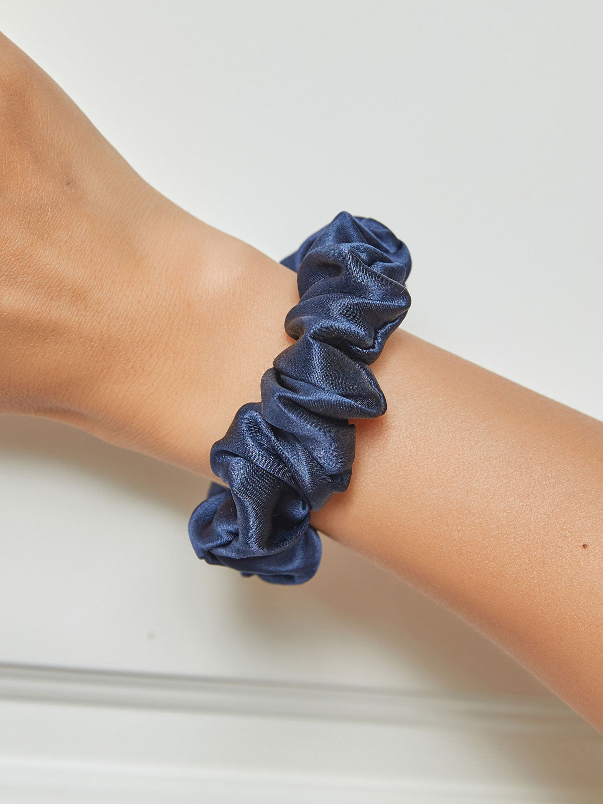 [Mörkblå] SilkSilky-SE Rent Silke Scrunchie 001,