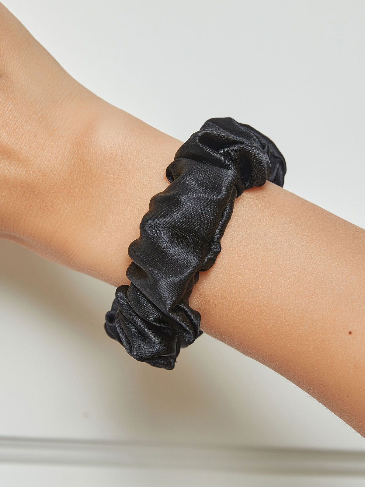 [Svart] SilkSilky-SE 19Momme Rent Silke Scrunchie 001