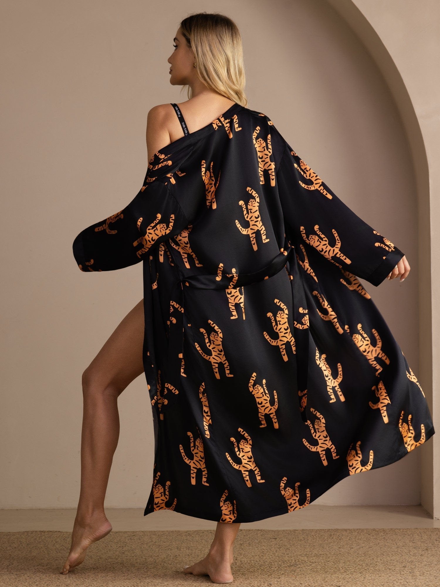[Svart Tiger] SilkSilky-SE Long Sleeve Dam Morgonrock 002