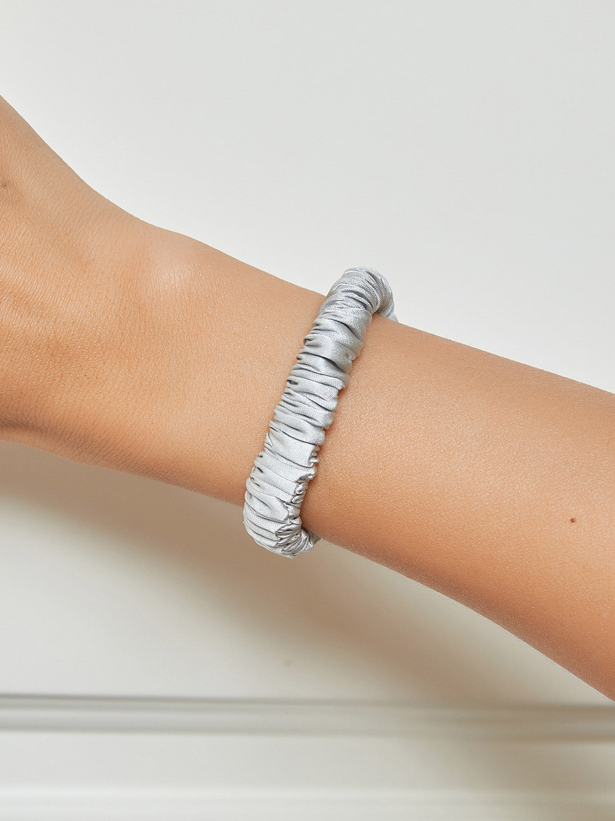 [Silver] SilkSilky-SE 19Momme Rent Silke Scrunchie 001