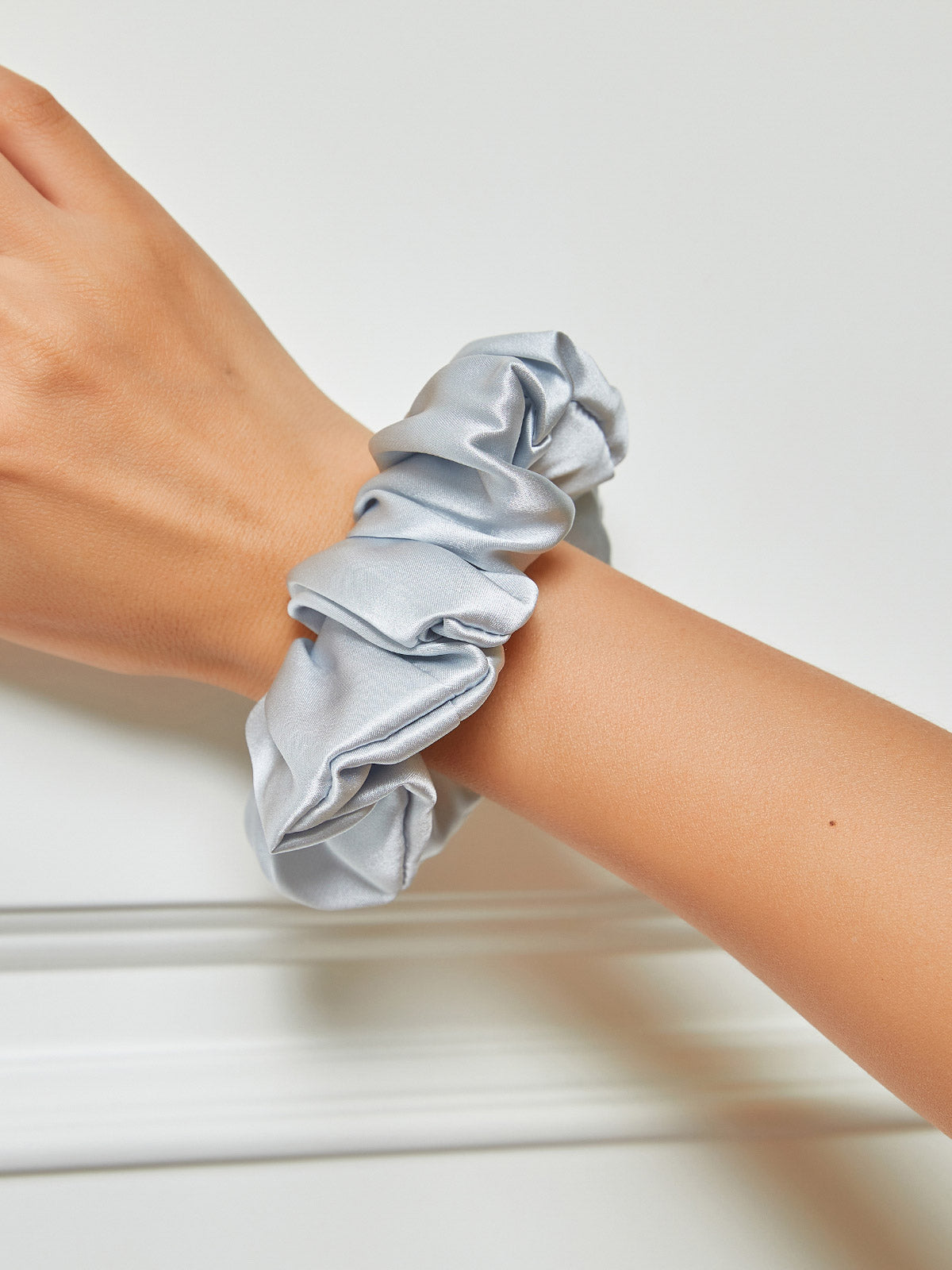 SilkSilky SE الحرير الخالص Scrunchie Silver 001