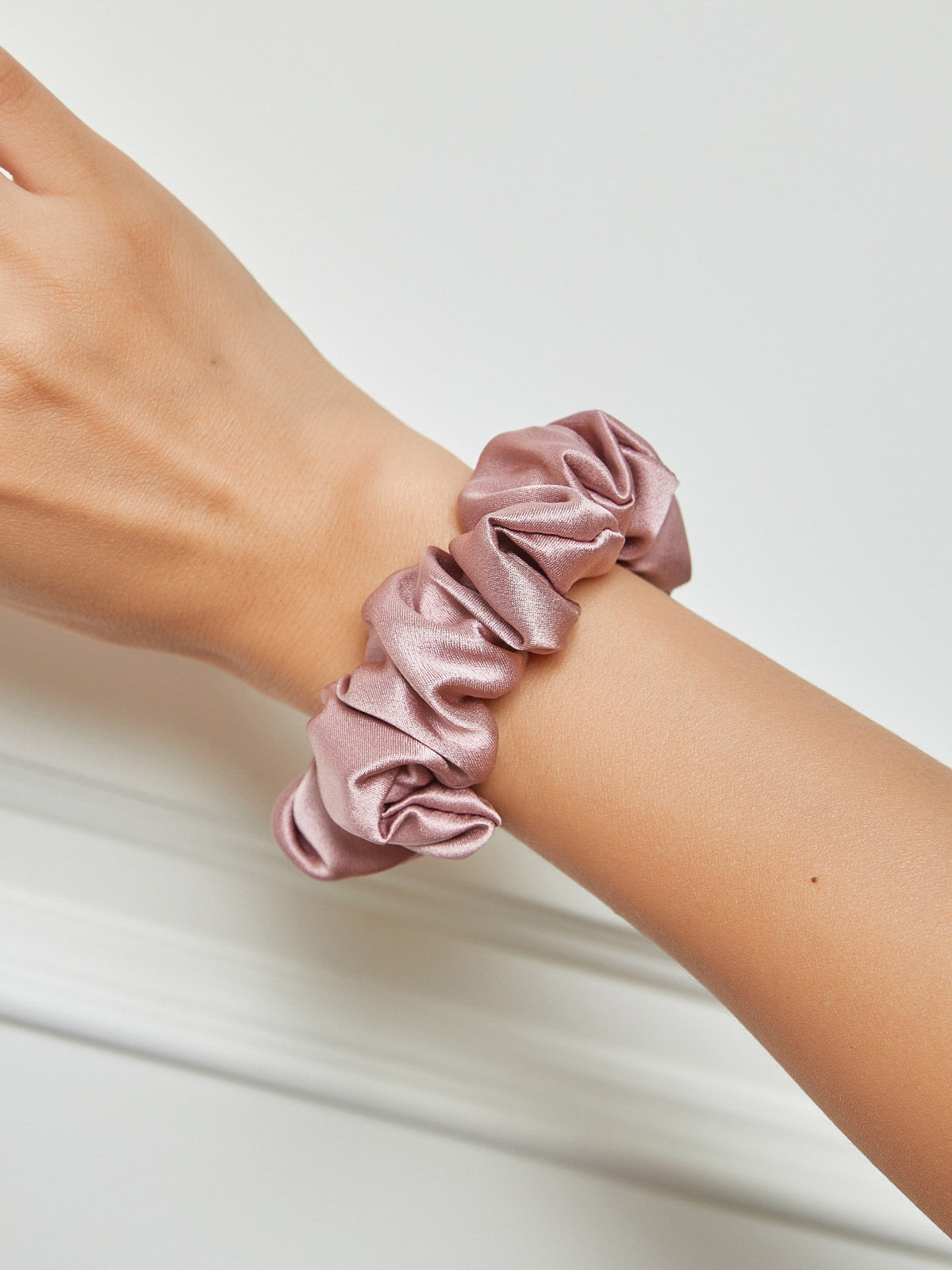 SilkSilky SE 19Momme Rent Silke Scrunchie BlekMauve 001