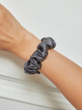 SilkSilky SE 19Momme Rent Silke Scrunchie Mörkgrå 001