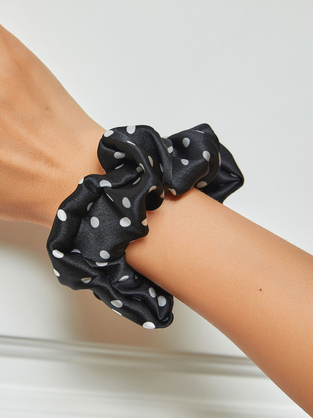 [Svart] SilkSilky-SE 19Momme Rent Silke Scrunchie 001